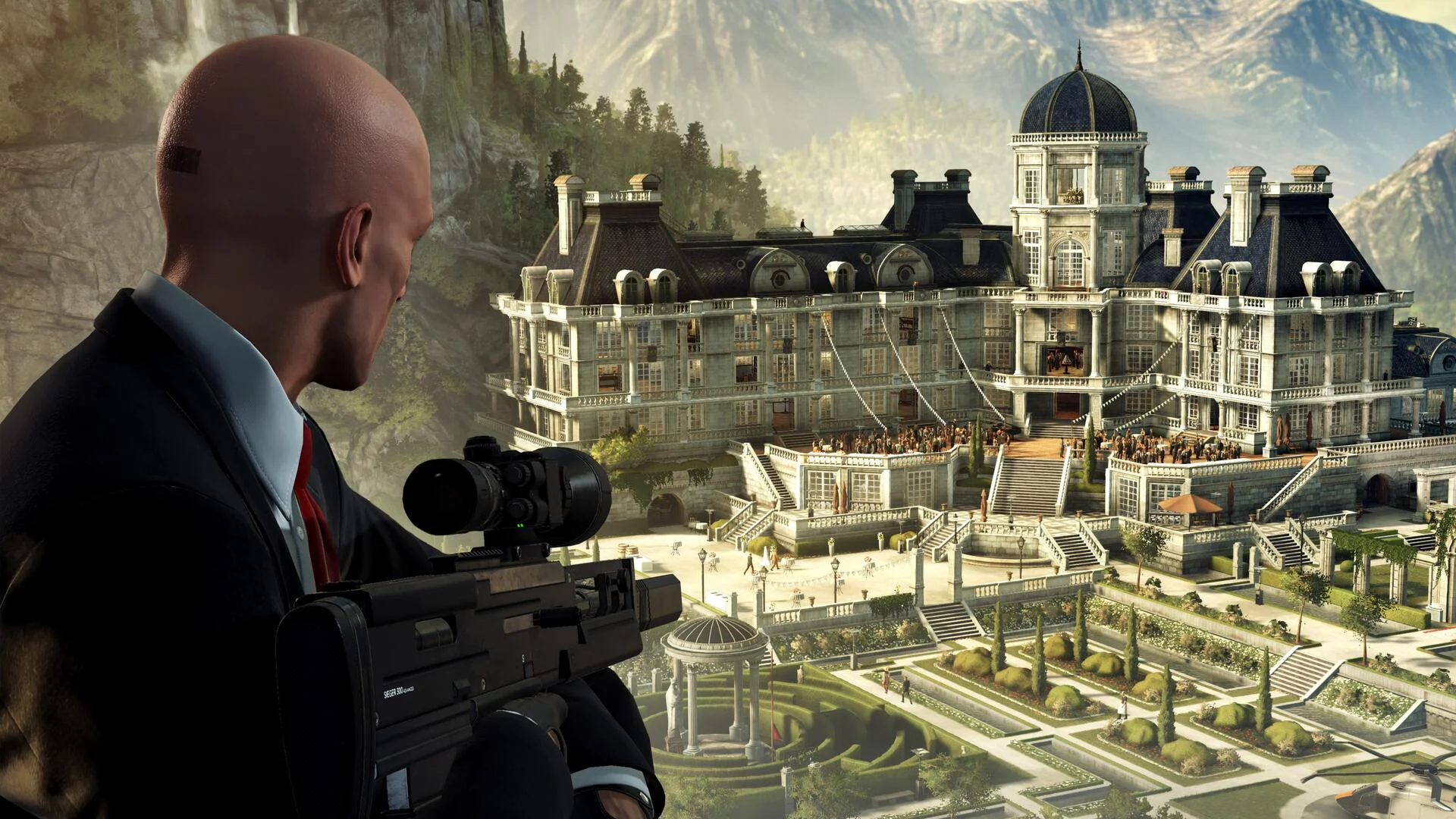 Агент 47 с винтовкой наблюдает за роскошным особняком в Hitman World of Assassination