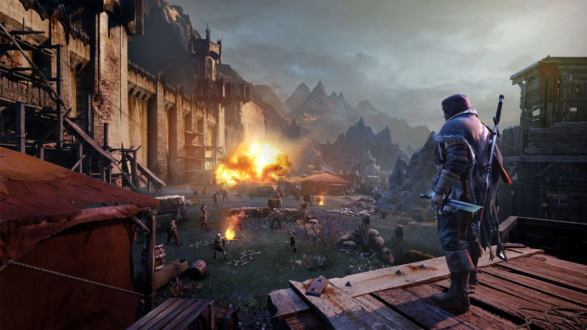 Талион наблюдает за сражением и взрывом у стен крепости в игре Middle-earth: Shadow of Mordor