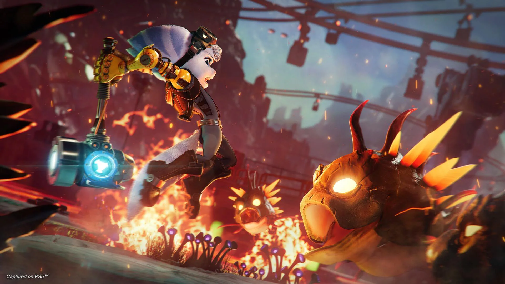 Риветт с молотом атакует огнедышащих монстров в динамичной битве из Ratchet & Clank: Rift Apart