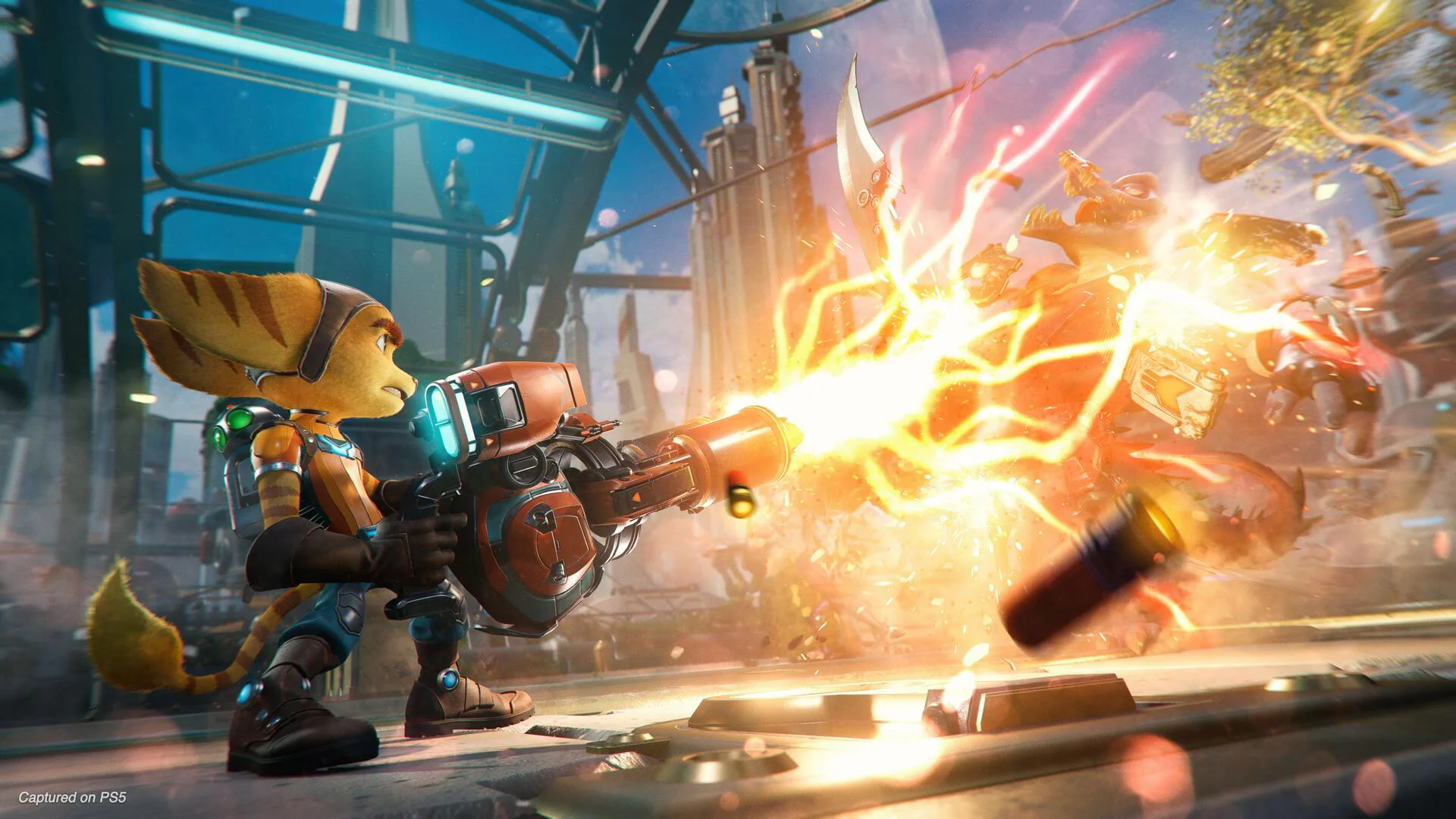 Рэтчет с мощным оружием атакует врага в футуристическом городе из игры Ratchet & Clank: Rift Apart