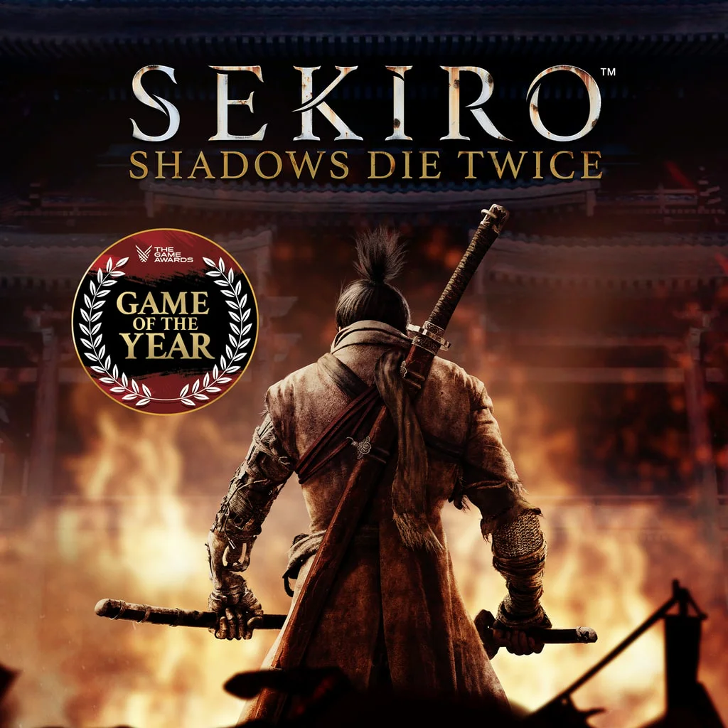 Секиро стоит перед горящим храмом с катаной в руках в игре Sekiro: Shadows Die Twice