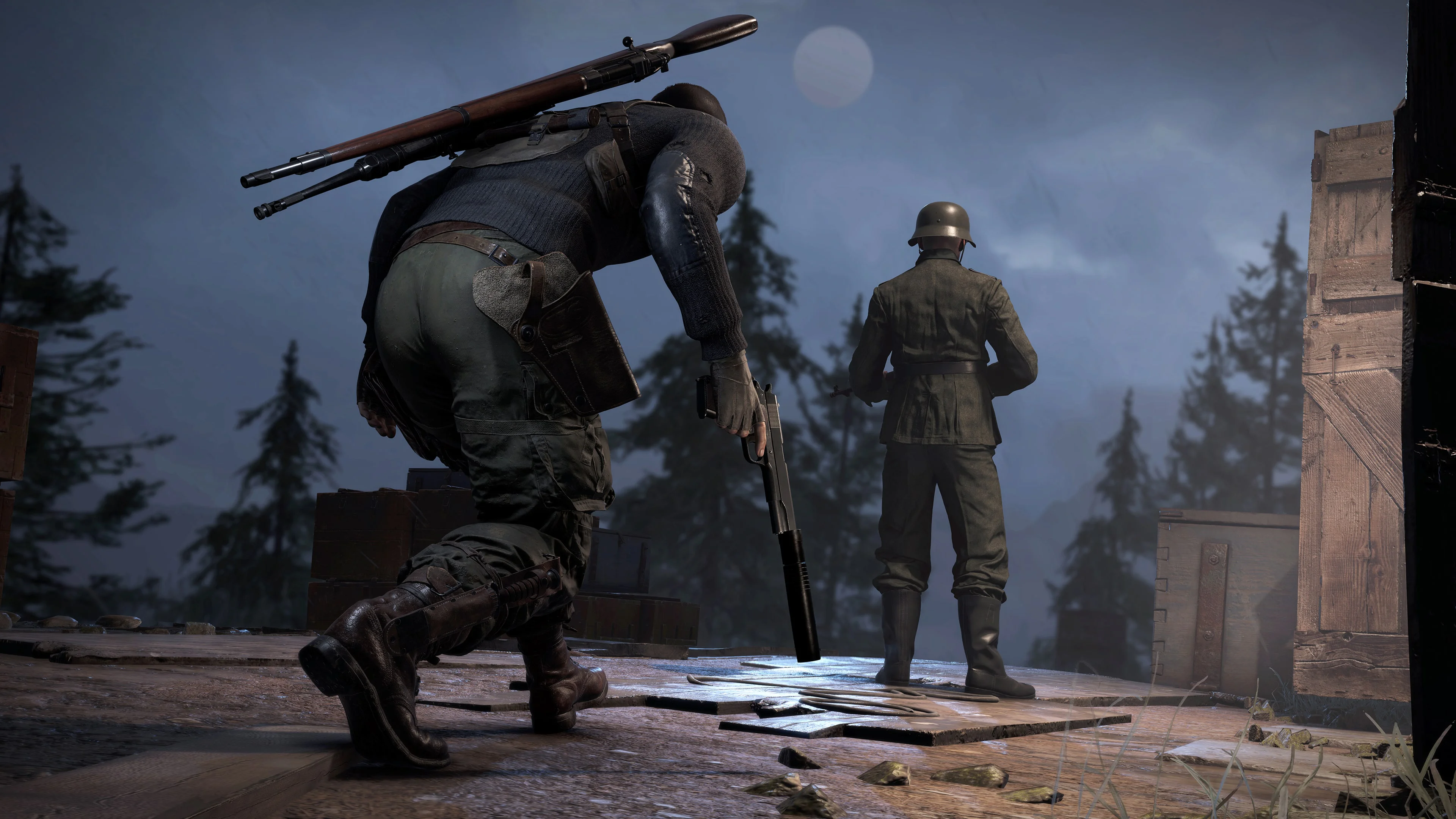 Карл Фейрберн незаметно подкрадывается к врагу ночью в Sniper Elite 5.