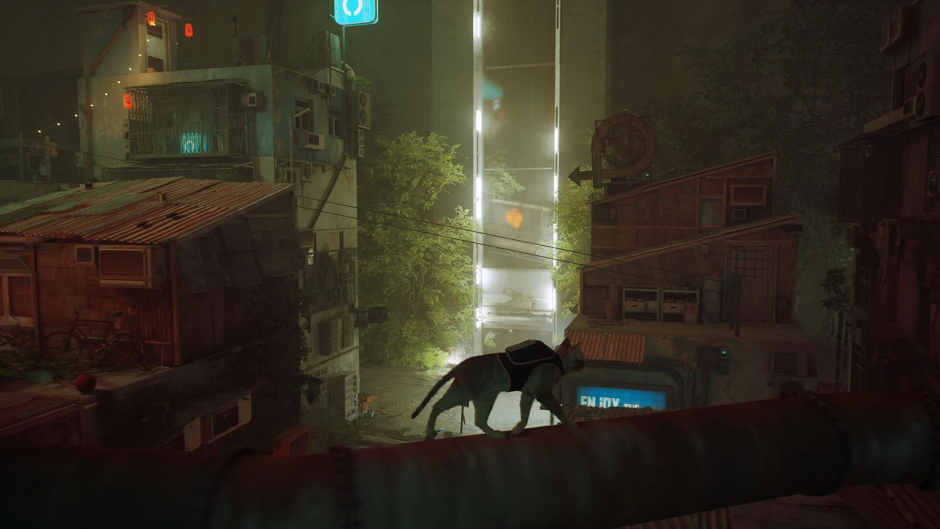 Кот с рюкзаком осторожно передвигается по трубе в киберпанковом городе в Stray.