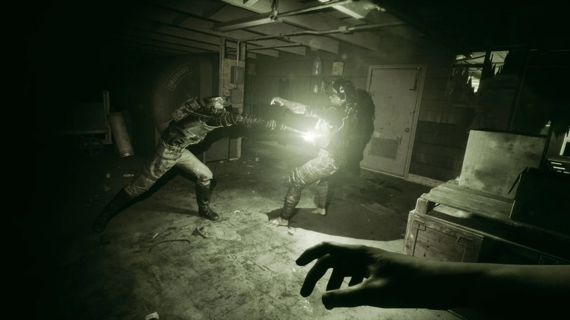 The Outlast Trials: напряжённый момент в тёмном помещении