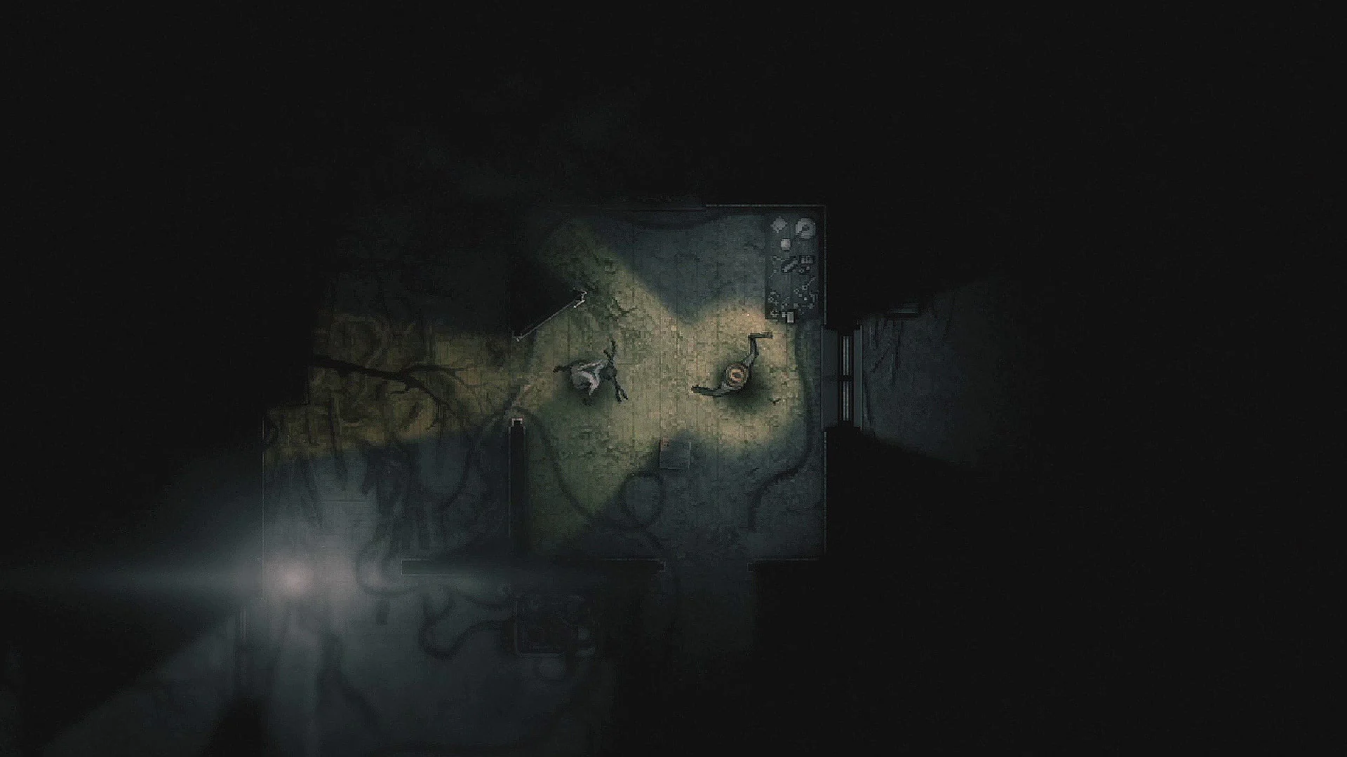 Персонаж исследует темное заброшенное здание в Darkwood с фонарем