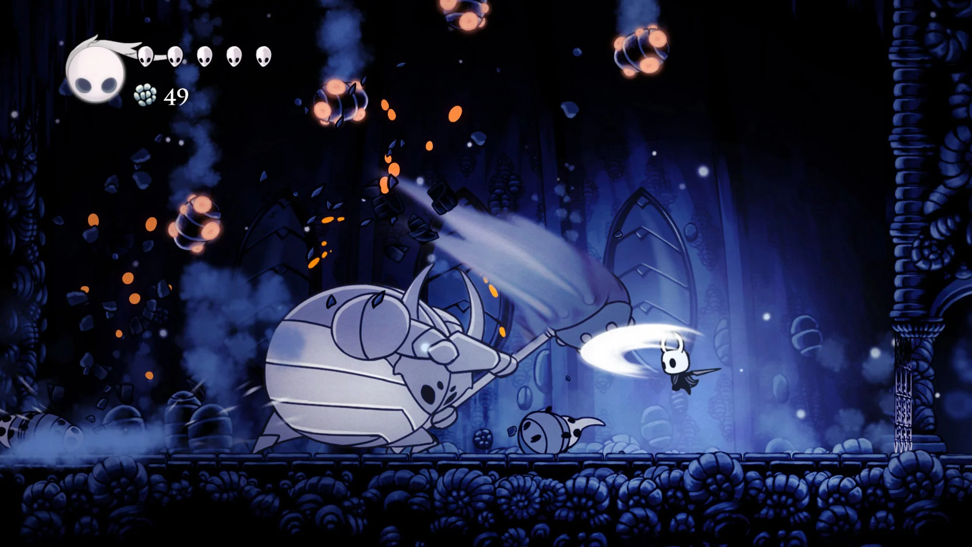Рыцарь сражается с боссом в тёмных пещерах Холлоунеста в Hollow Knight