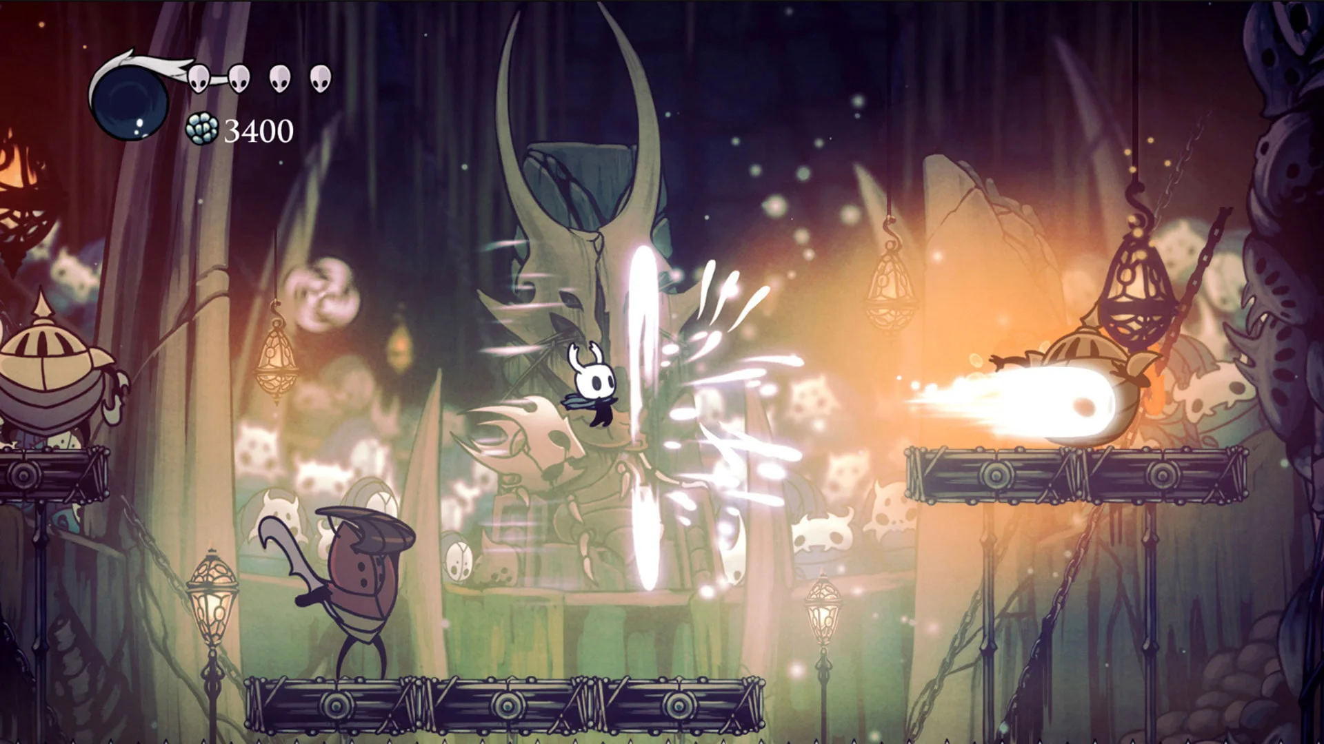 Рыцарь сражается с врагами на арене в Hollow Knight, используя быстрые удары и ловкие уклонения.
