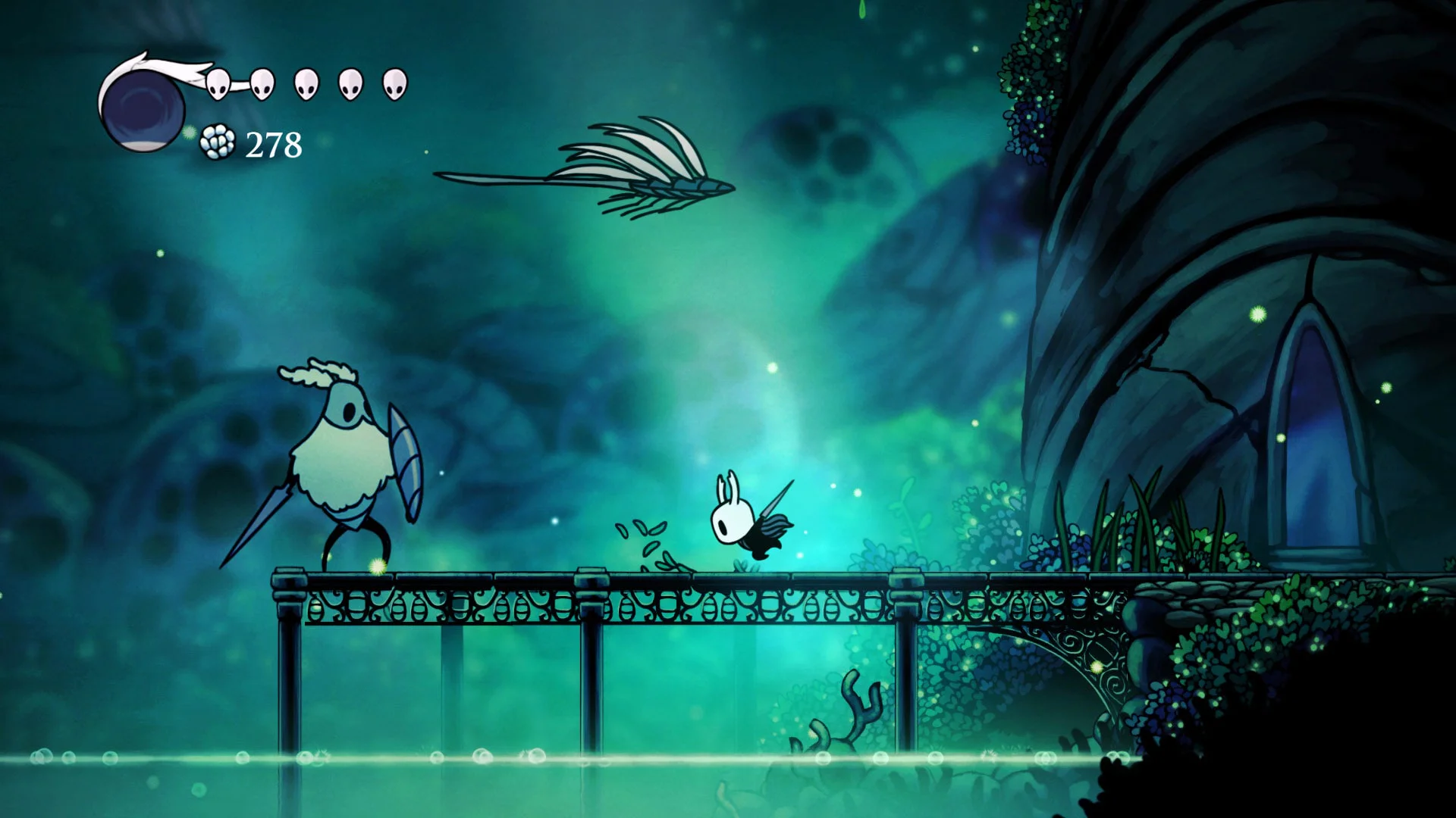 Рыцарь сражается с врагом на мосту в Hollow Knight