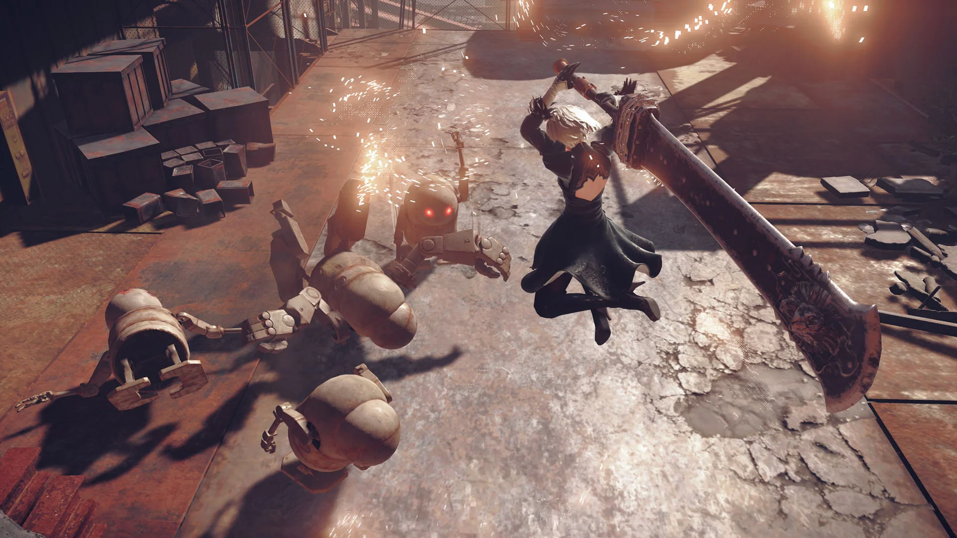 2B из NieR: Automata наносит мощный удар с воздуха огромным мечом по боевым машинам на разрушенной фабрике.