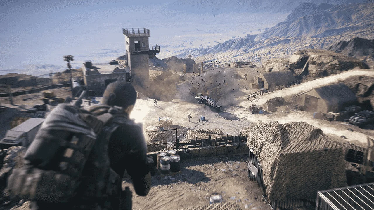 Солдат наблюдает за взрывом в военном лагере в Ghost Recon Wildlands