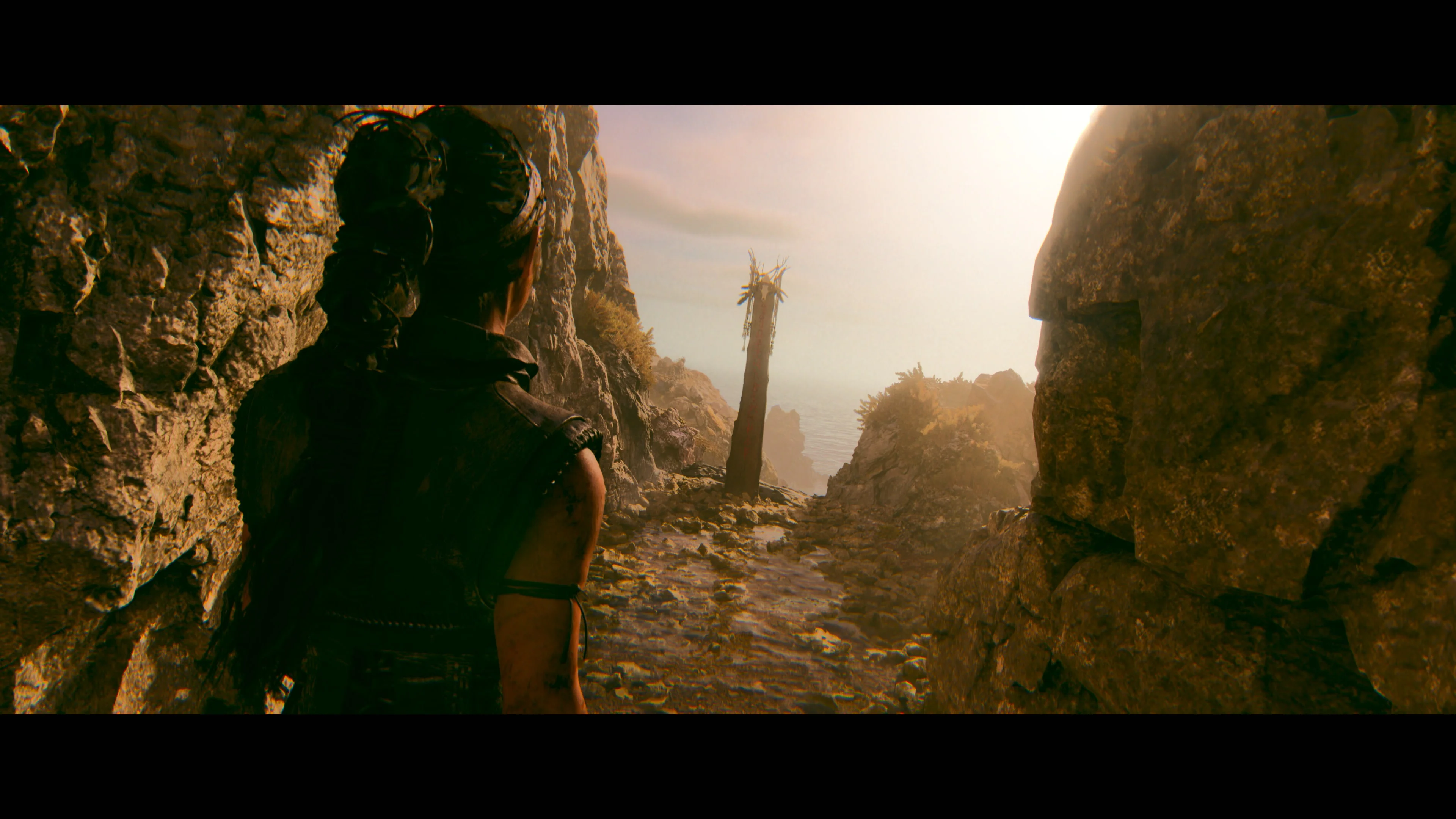 Скриншот Senua’s Saga Hellblade II — Сenua идёт к тотему у океана