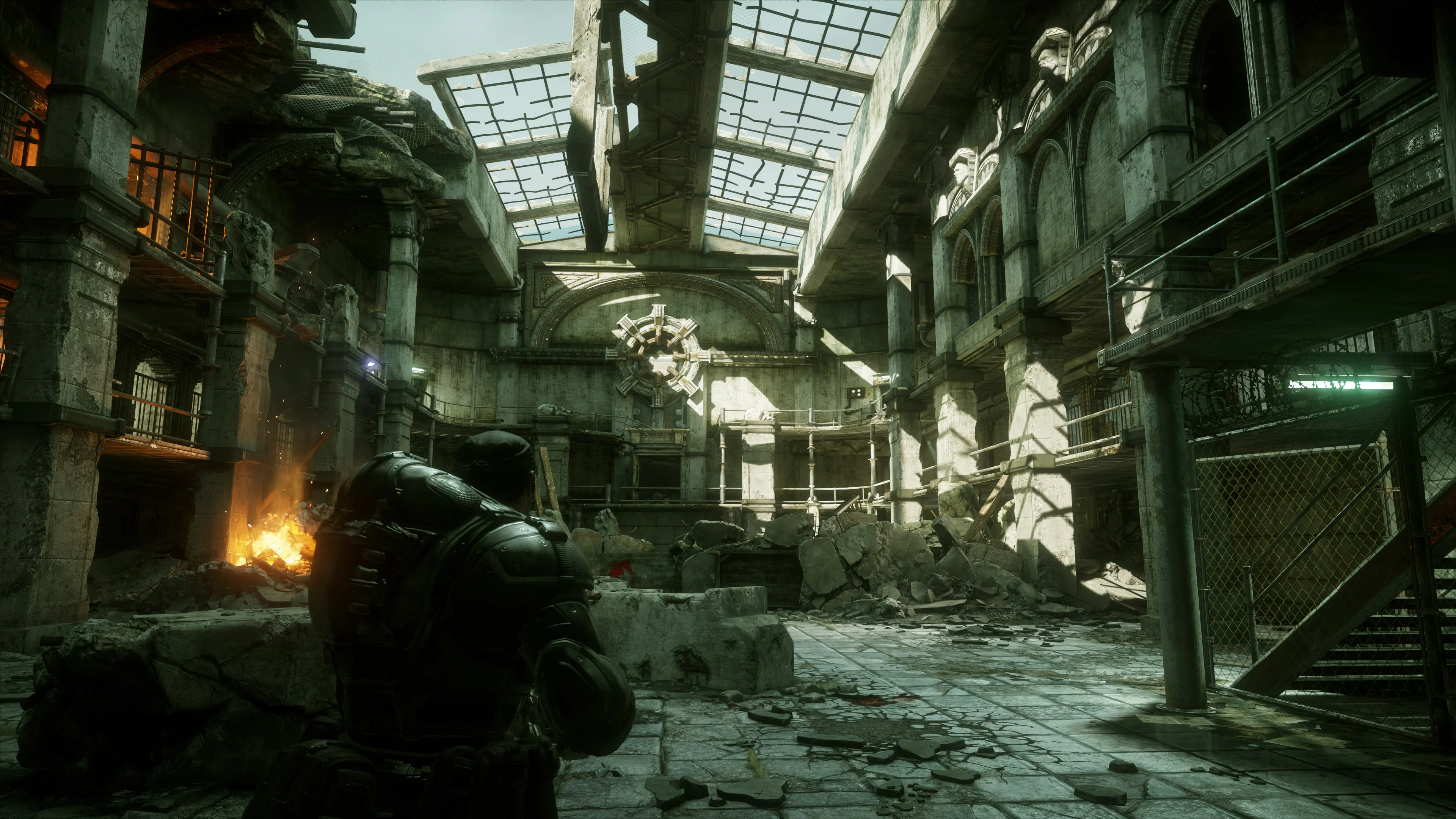 Скриншот Gears of War Reloaded боец в разрушенном здании аренда PS