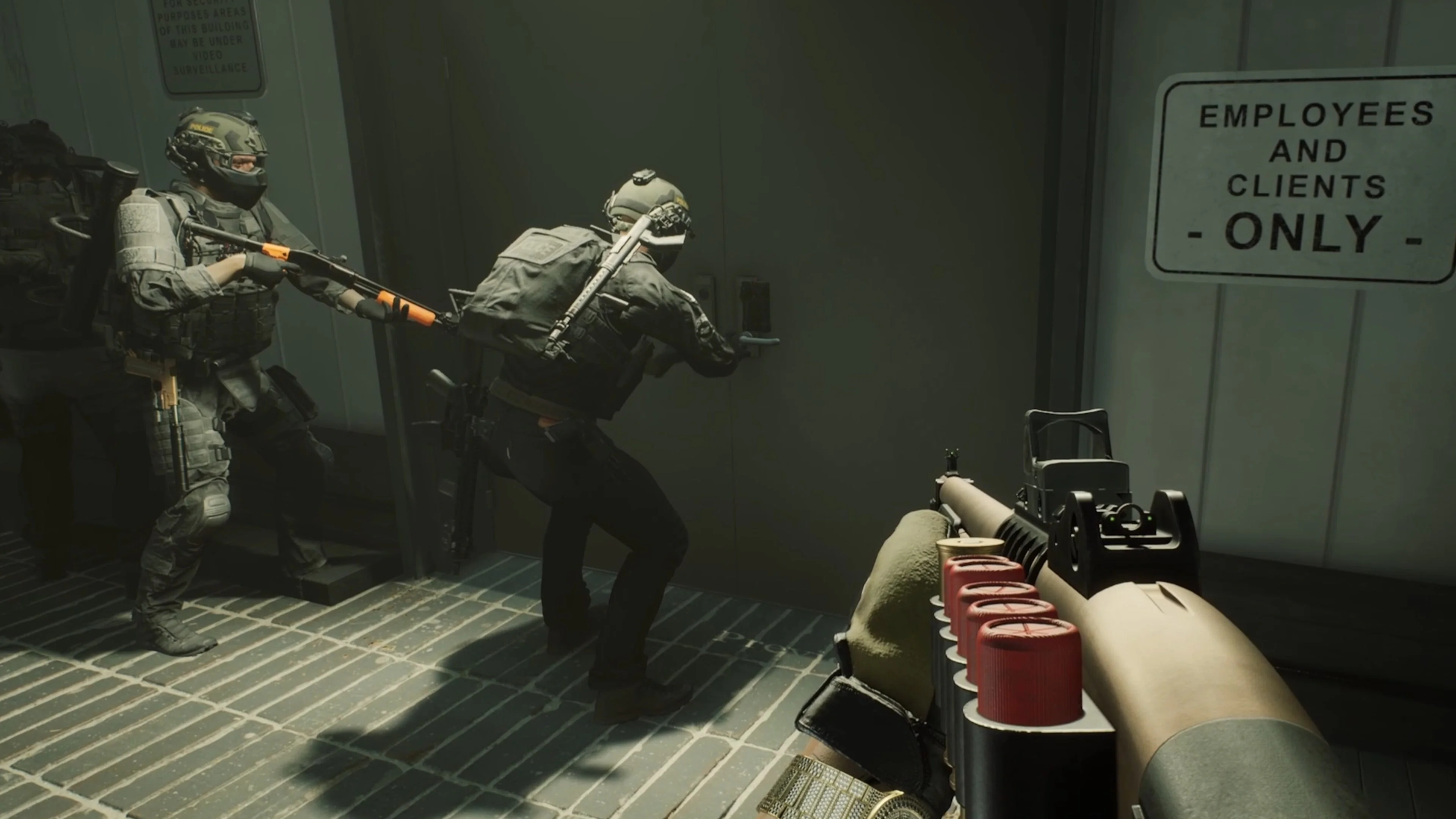 Бойцы SWAT готовятся к штурму двери в Ready or Not